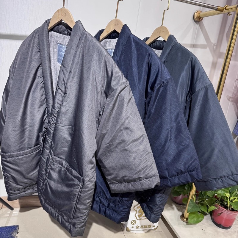 Traditioneller japanischer Han – Traditional Winter Japanese Clothing Bewertung und Preis